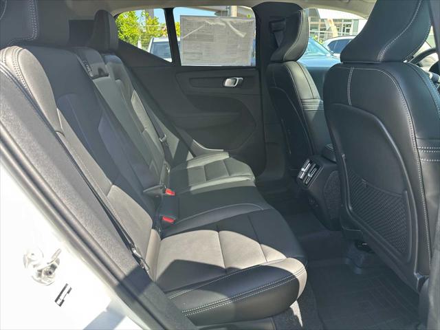 2026 Volvo XC40 Plus, B5 AWD Gas (mild hybrid), Dark