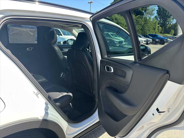 2026 Volvo XC40 Plus, B5 AWD Gas (mild hybrid), Dark