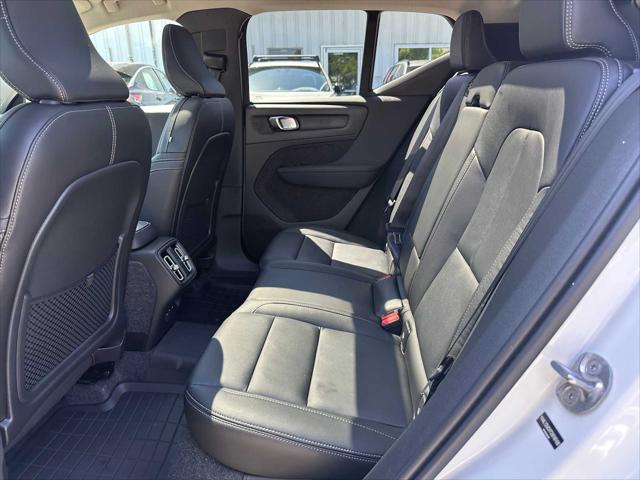 2026 Volvo XC40 Plus, B5 AWD Gas (mild hybrid), Dark