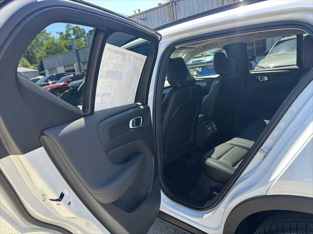 2026 Volvo XC40 Plus, B5 AWD Gas (mild hybrid), Dark