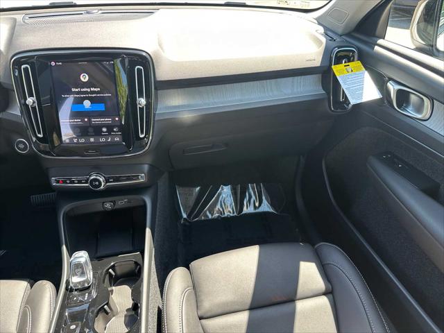 2026 Volvo XC40 Plus, B5 AWD Gas (mild hybrid), Dark