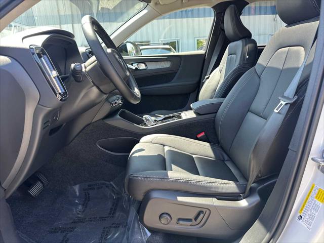 2026 Volvo XC40 Plus, B5 AWD Gas (mild hybrid), Dark
