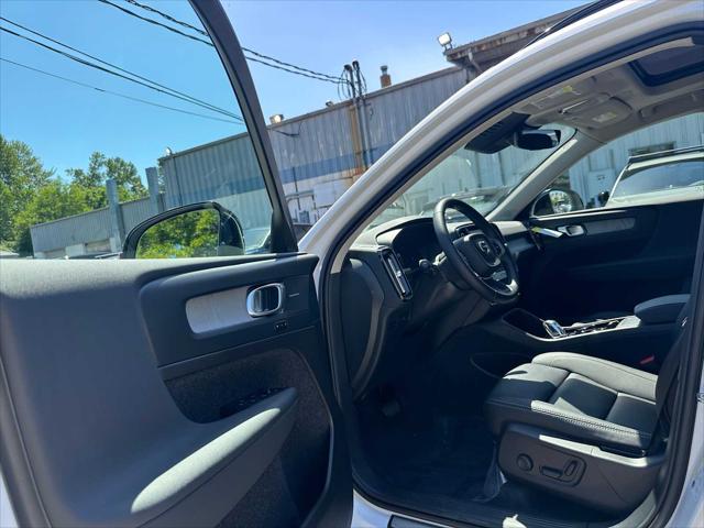 2026 Volvo XC40 Plus, B5 AWD Gas (mild hybrid), Dark