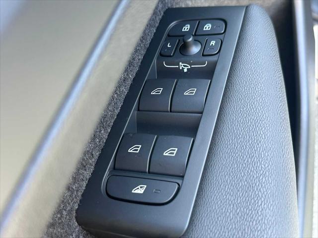 2026 Volvo XC40 Plus, B5 AWD Gas (mild hybrid), Dark
