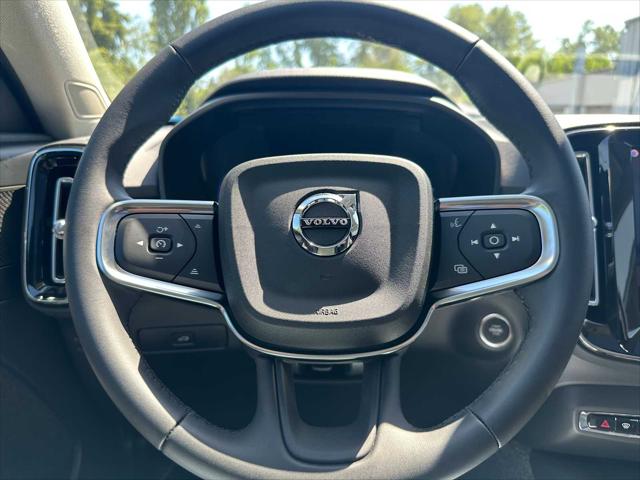 2026 Volvo XC40 Plus, B5 AWD Gas (mild hybrid), Dark
