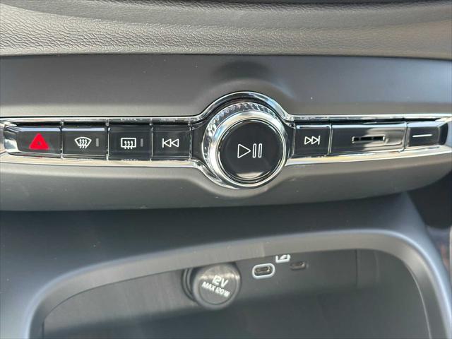 2026 Volvo XC40 Plus, B5 AWD Gas (mild hybrid), Dark