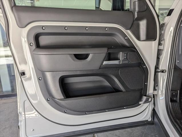 2026 Land Rover Defender P400 X-Dynamic SE