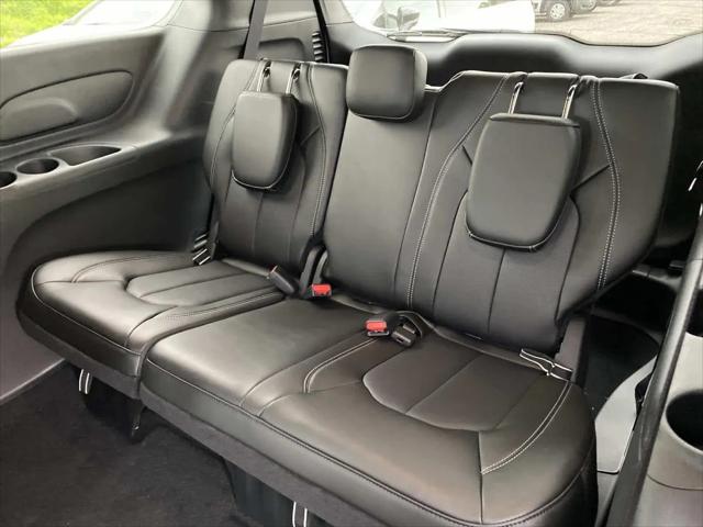 2027 Chrysler Pacifica Select
