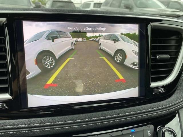 2027 Chrysler Pacifica Select
