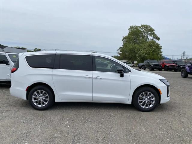2027 Chrysler Pacifica Select AWD