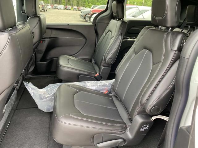 2027 Chrysler Pacifica Select AWD
