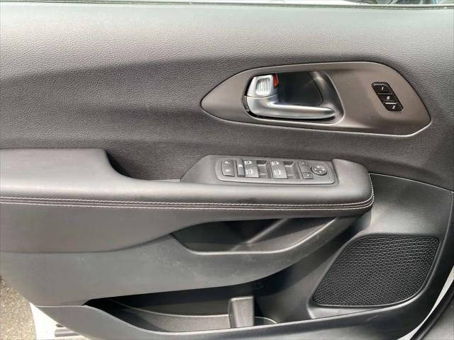 2027 Chrysler Pacifica Select AWD