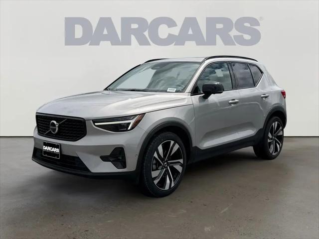 2023 Volvo XC40 B5 Ultimate Dark Theme