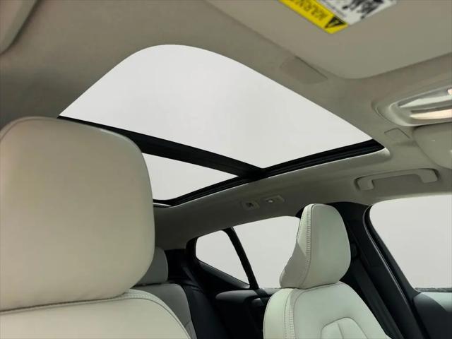2023 Volvo XC40 B5 Ultimate Dark Theme