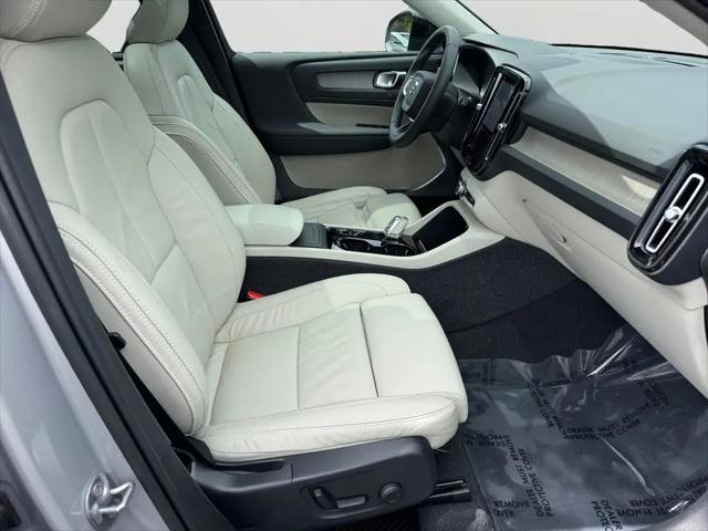 2023 Volvo XC40 B5 Ultimate Dark Theme