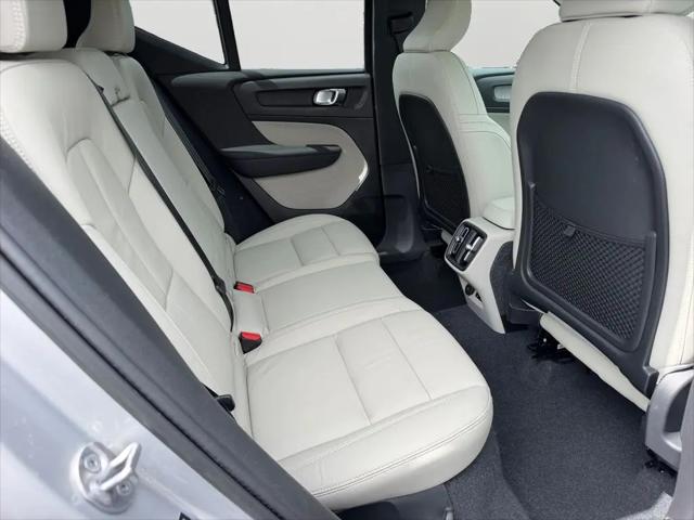 2023 Volvo XC40 B5 Ultimate Dark Theme