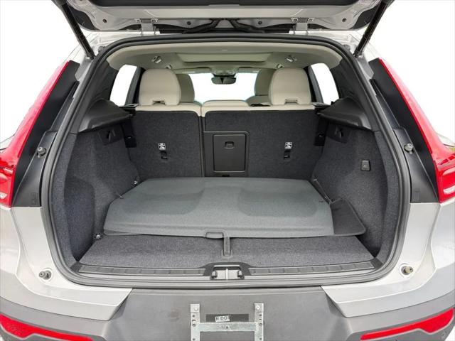 2023 Volvo XC40 B5 Ultimate Dark Theme