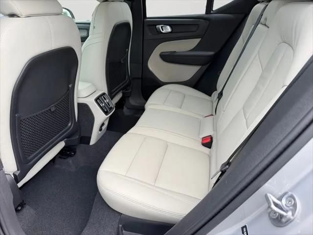 2023 Volvo XC40 B5 Ultimate Dark Theme