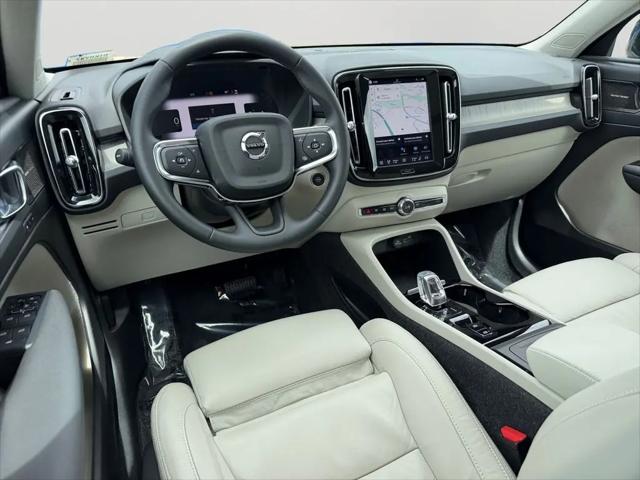 2023 Volvo XC40 B5 Ultimate Dark Theme