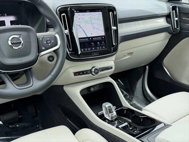 2023 Volvo XC40 B5 Ultimate Dark Theme