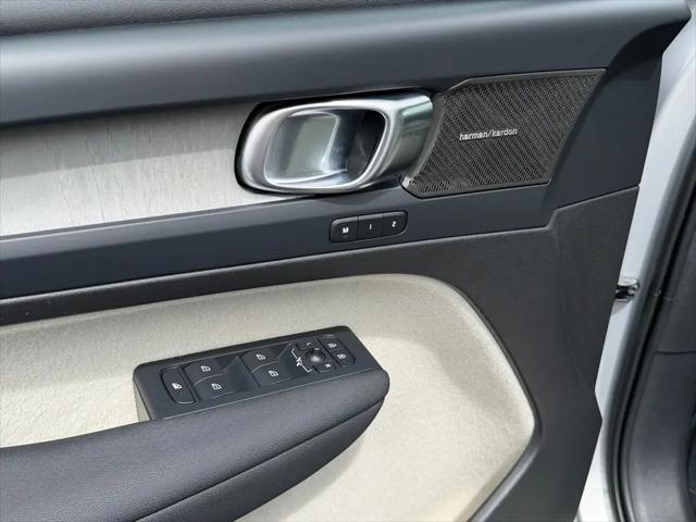 2023 Volvo XC40 B5 Ultimate Dark Theme