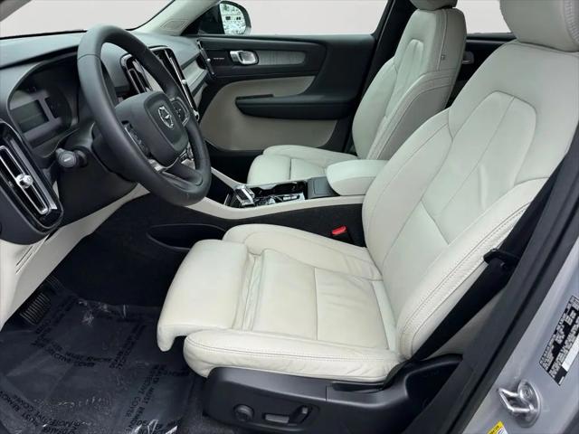 2023 Volvo XC40 B5 Ultimate Dark Theme