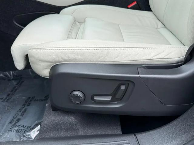 2023 Volvo XC40 B5 Ultimate Dark Theme