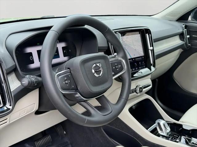 2023 Volvo XC40 B5 Ultimate Dark Theme