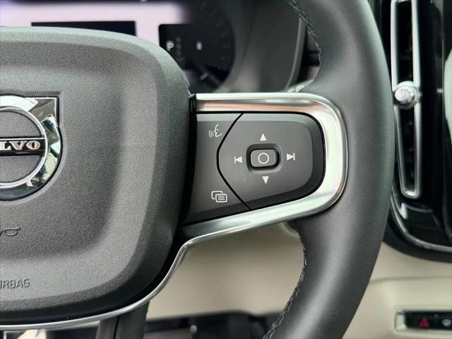 2023 Volvo XC40 B5 Ultimate Dark Theme