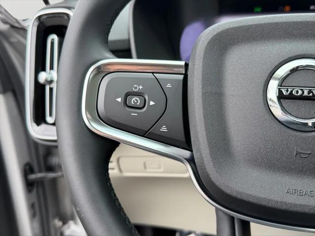 2023 Volvo XC40 B5 Ultimate Dark Theme