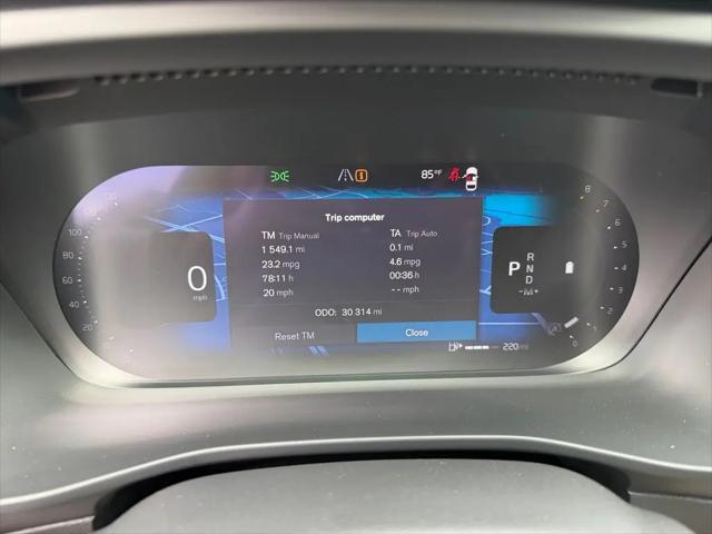 2023 Volvo XC40 B5 Ultimate Dark Theme