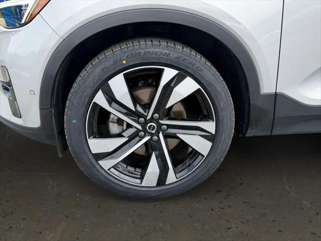 2023 Volvo XC40 B5 Ultimate Dark Theme