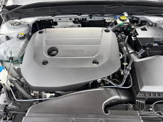 2023 Volvo XC40 B5 Ultimate Dark Theme