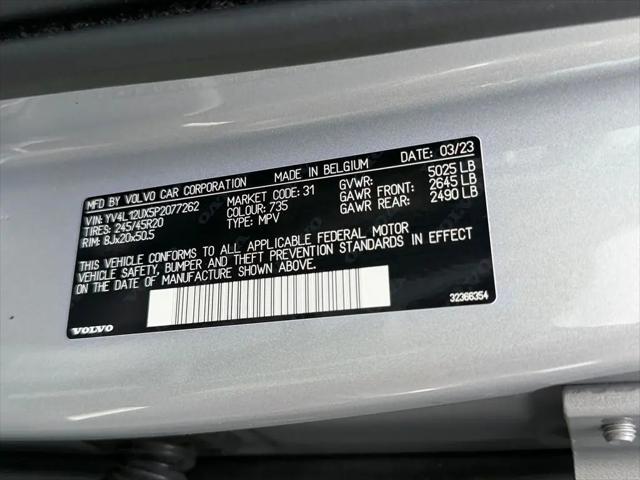 2023 Volvo XC40 B5 Ultimate Dark Theme