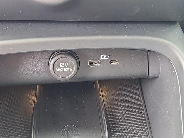 2026 Volvo XC40 Plus, B5 AWD Gas (mild hybrid), Dark