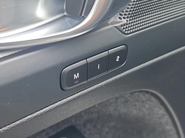 2026 Volvo XC40 Plus, B5 AWD Gas (mild hybrid), Dark