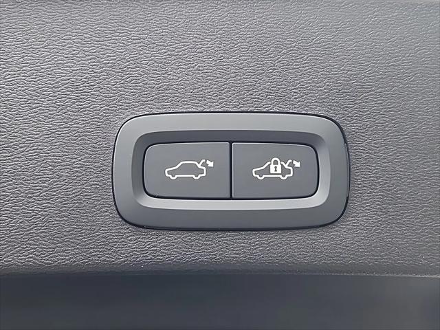 2026 Volvo XC40 Plus, B5 AWD Gas (mild hybrid), Dark