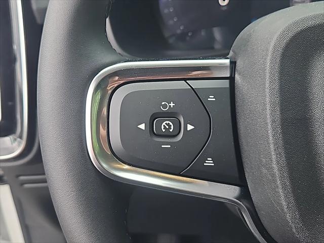 2026 Volvo XC40 Plus, B5 AWD Gas (mild hybrid), Dark