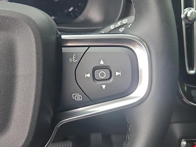 2026 Volvo XC40 Plus, B5 AWD Gas (mild hybrid), Dark