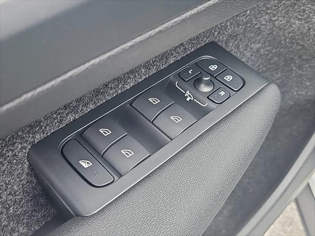 2026 Volvo XC40 Plus, B5 AWD Gas (mild hybrid), Dark