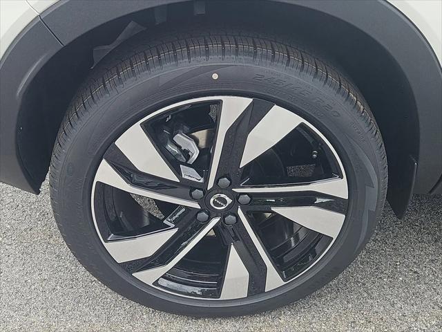 2026 Volvo XC40 Plus, B5 AWD Gas (mild hybrid), Dark
