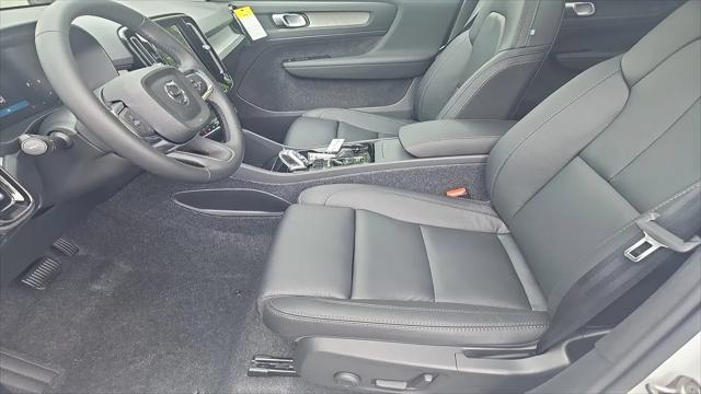 2026 Volvo XC40 Plus, B5 AWD Gas (mild hybrid), Dark