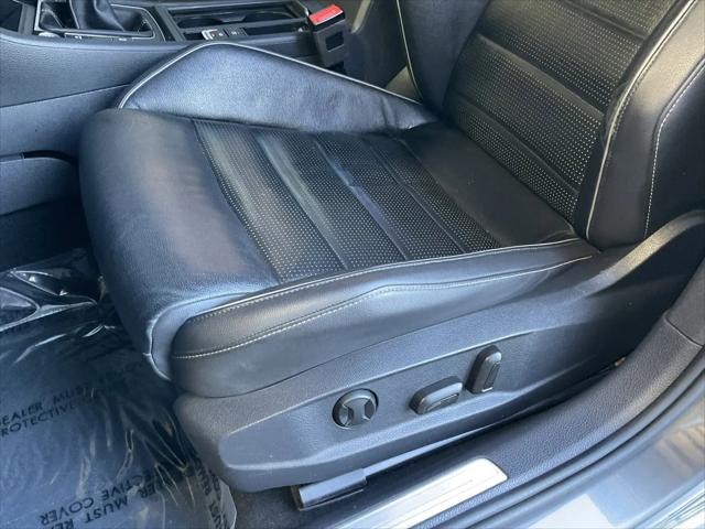 2019 Volkswagen Golf R 2.0T w/DCC & Navigation