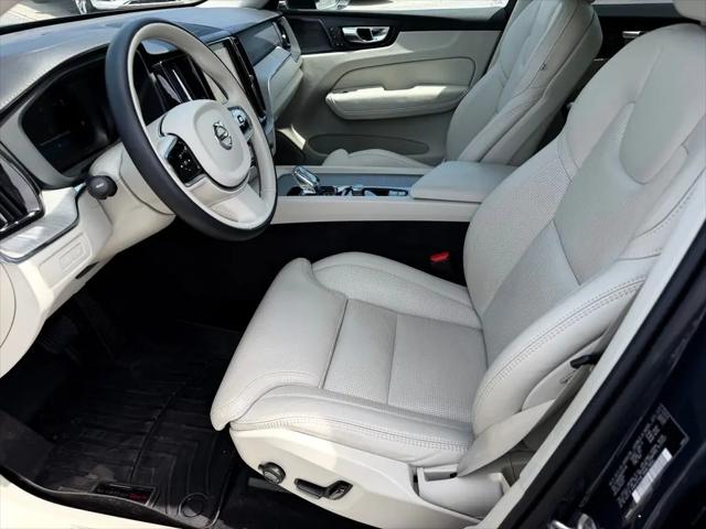 2024 Volvo XC60 Recharge T8 Ultimate Dark Theme