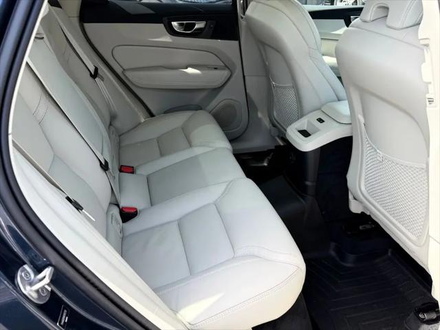 2024 Volvo XC60 Recharge T8 Ultimate Dark Theme