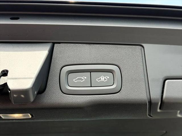 2024 Volvo XC60 Recharge T8 Ultimate Dark Theme