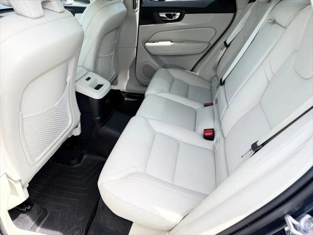 2024 Volvo XC60 Recharge T8 Ultimate Dark Theme
