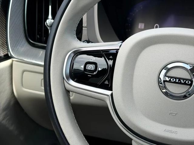 2024 Volvo XC60 Recharge T8 Ultimate Dark Theme