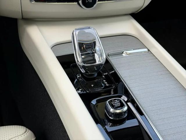 2024 Volvo XC60 Recharge T8 Ultimate Dark Theme