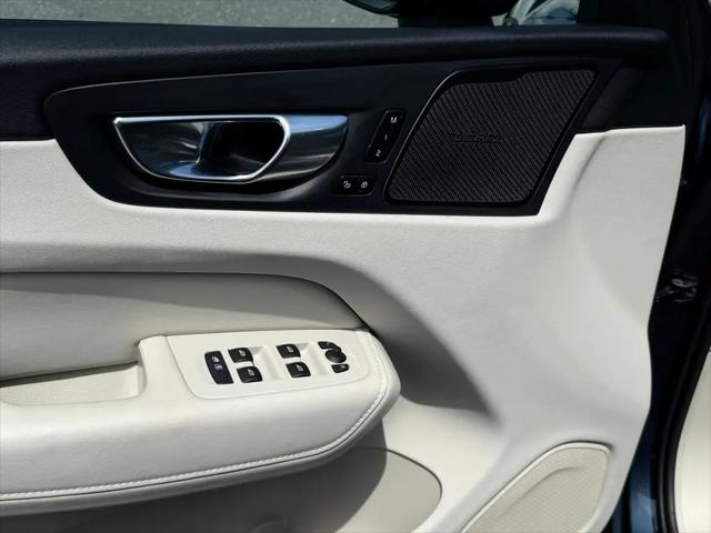 2024 Volvo XC60 Recharge T8 Ultimate Dark Theme